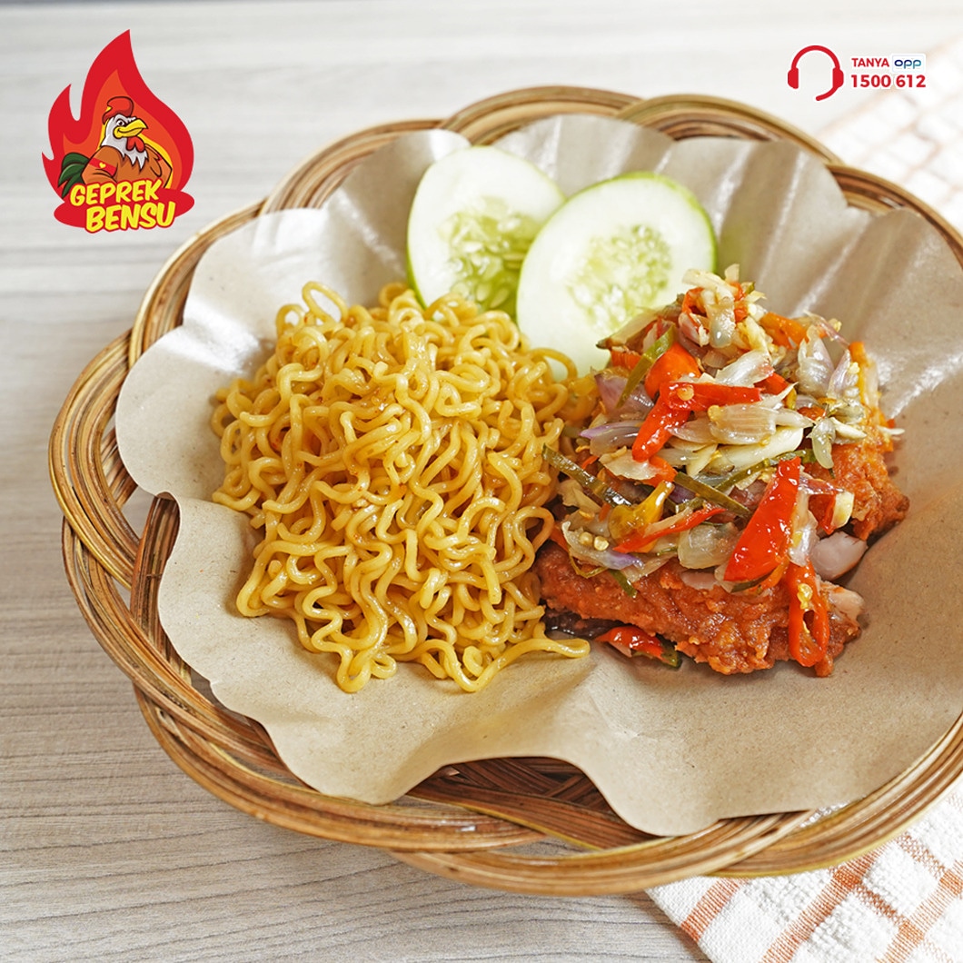Indomie Goreng dengan Topping Ayam Geprek